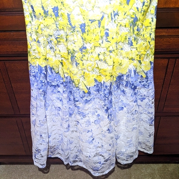 Gabby Skye Floral Dress / Gabby Skye Lace Dress - Picture 4 of 11